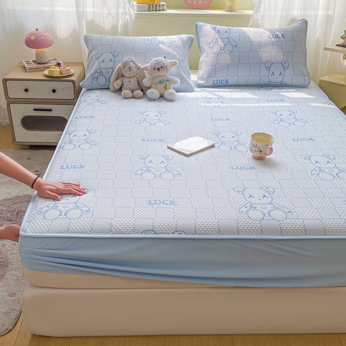 91家纺网 家纺一手货源 找家纺 春寻家纺 2026春夏新款A类凉感凉豆豆提花凉席席子 幸运熊-蓝-床笠款