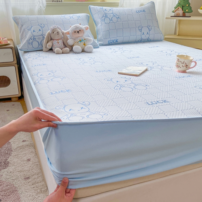 91家纺网 家纺一手货源 找家纺 春寻家纺 2026春夏新款A类凉感凉豆豆提花凉席席子 幸运熊-蓝-床笠款