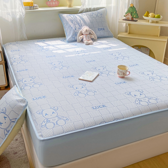 91家纺网 家纺一手货源 找家纺 春寻家纺 2026春夏新款A类凉感凉豆豆提花凉席席子 幸运熊-蓝-床笠款