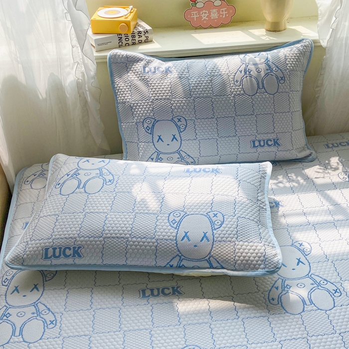 91家纺网 家纺一手货源 找家纺 春寻家纺 2026春夏新款A类凉感凉豆豆提花凉席席子 幸运熊-蓝-床笠款