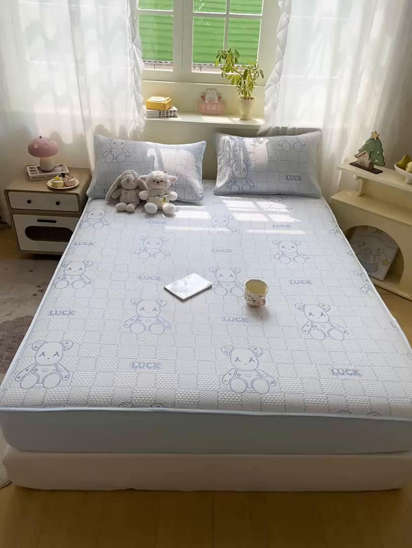 91家纺网 家纺一手货源 找家纺 春寻家纺 2026春夏新款A类凉感凉豆豆提花凉席席子 幸运熊-蓝-床笠款