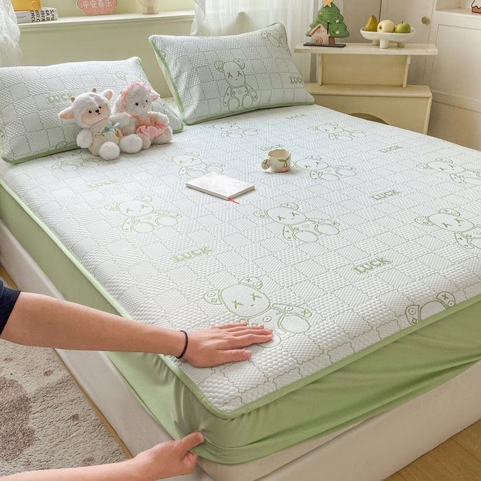 91家纺网 家纺一手货源 找家纺 春寻家纺 2026春夏新款A类凉感凉豆豆提花凉席席子 幸运熊-绿-床笠款