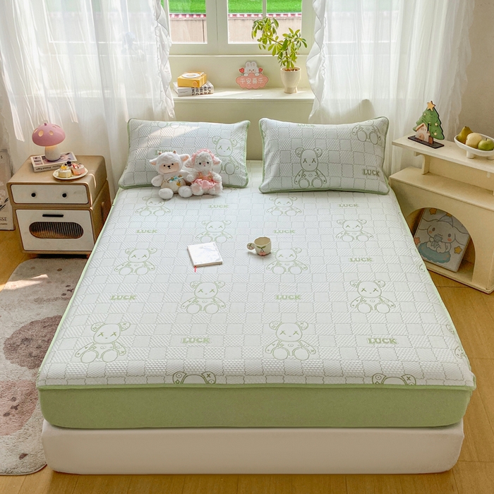 91家纺网 家纺一手货源 找家纺 春寻家纺 2026春夏新款A类凉感凉豆豆提花凉席席子 幸运熊-绿-床笠款