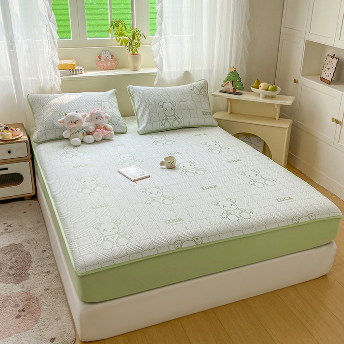 91家纺网 家纺一手货源 找家纺 春寻家纺 2026春夏新款A类凉感凉豆豆提花凉席席子 幸运熊-绿-床笠款