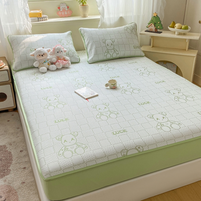 91家纺网 家纺一手货源 找家纺 春寻家纺 2026春夏新款A类凉感凉豆豆提花凉席席子 幸运熊-绿-床笠款