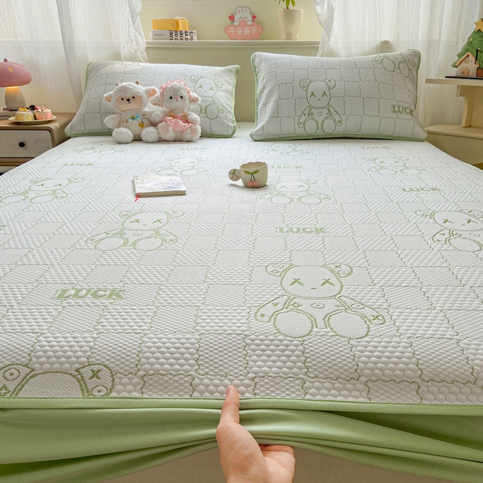 91家纺网 家纺一手货源 找家纺 春寻家纺 2026春夏新款A类凉感凉豆豆提花凉席席子 幸运熊-绿-床笠款