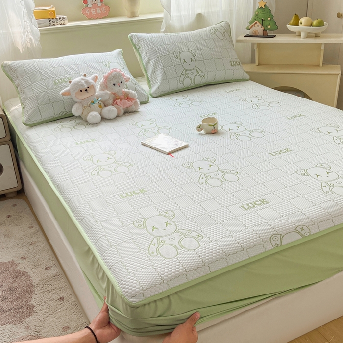 91家纺网 家纺一手货源 找家纺 春寻家纺 2026春夏新款A类凉感凉豆豆提花凉席席子 幸运熊-绿-床笠款