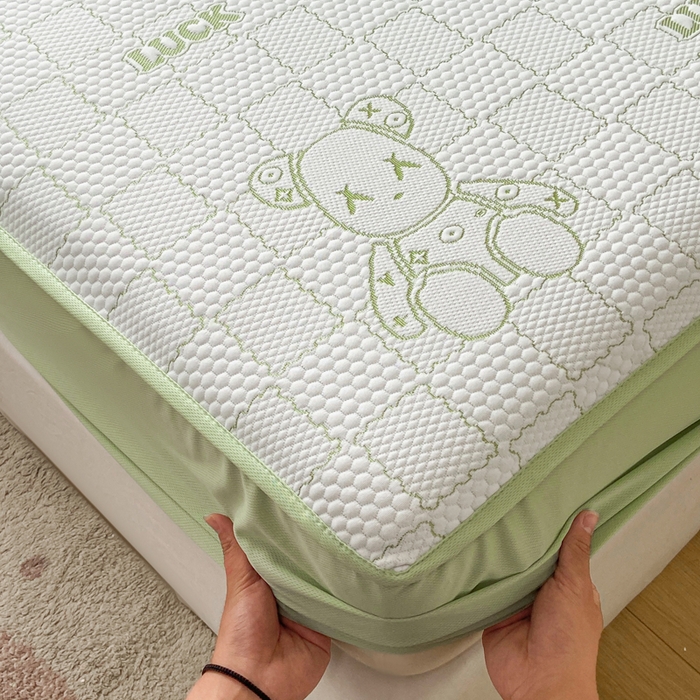 91家纺网 家纺一手货源 找家纺 春寻家纺 2026春夏新款A类凉感凉豆豆提花凉席席子 幸运熊-绿-床笠款