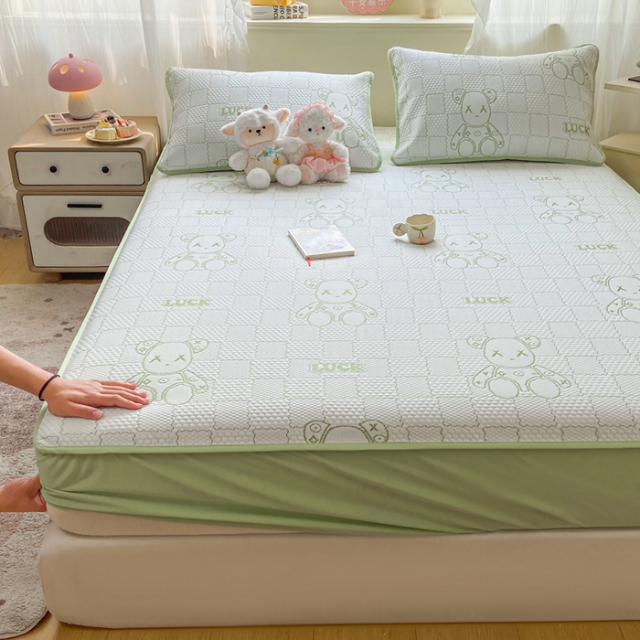 91家纺网 家纺一手货源 找家纺 春寻家纺 2026春夏新款A类凉感凉豆豆提花凉席席子 幸运熊-绿-床笠款