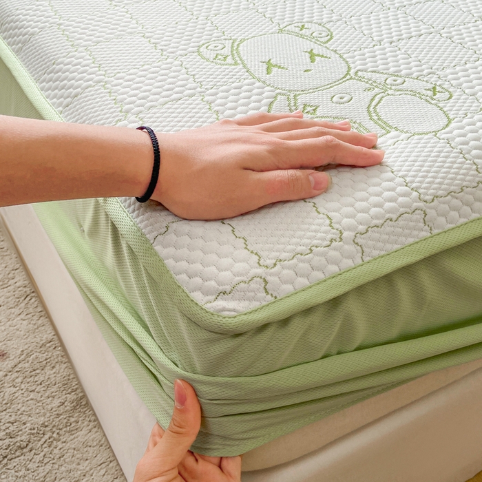 91家纺网 家纺一手货源 找家纺 春寻家纺 2026春夏新款A类凉感凉豆豆提花凉席席子 幸运熊-绿-床笠款