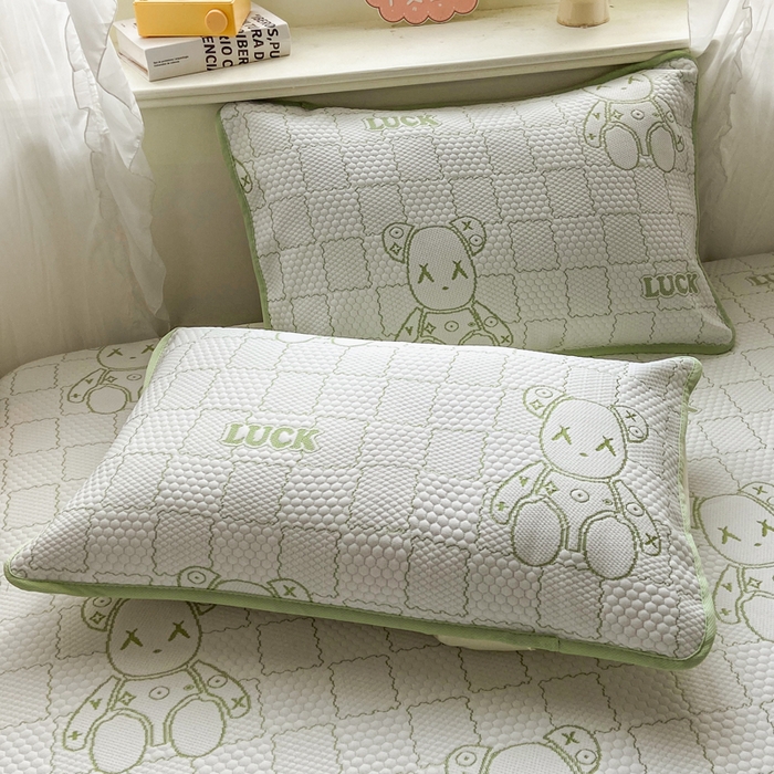 91家纺网 家纺一手货源 找家纺 春寻家纺 2026春夏新款A类凉感凉豆豆提花凉席席子 幸运熊-绿-床笠款