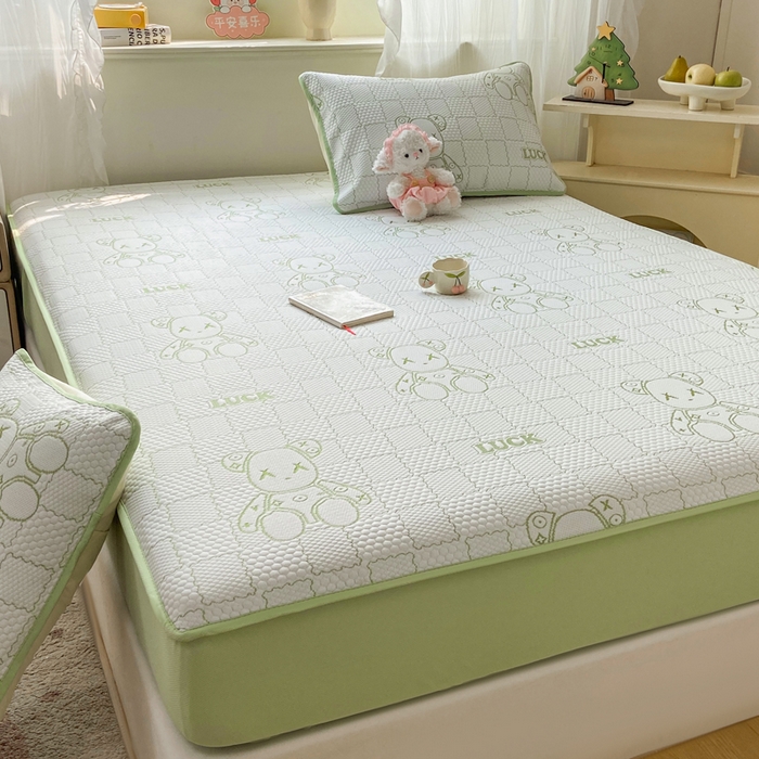 91家纺网 家纺一手货源 找家纺 春寻家纺 2026春夏新款A类凉感凉豆豆提花凉席席子 幸运熊-绿-床笠款