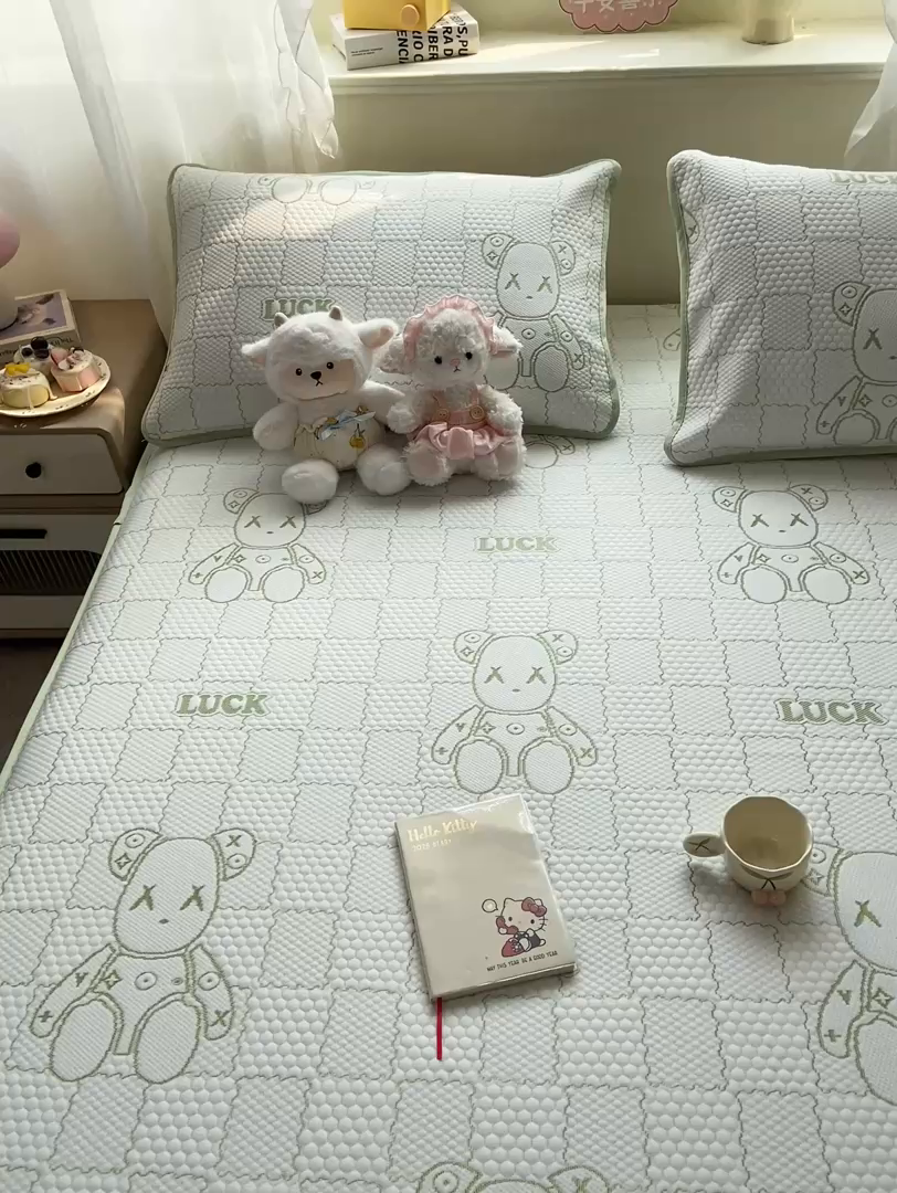 91家纺网 家纺一手货源 找家纺 春寻家纺 2026春夏新款A类凉感凉豆豆提花凉席席子 幸运熊-绿-床笠款