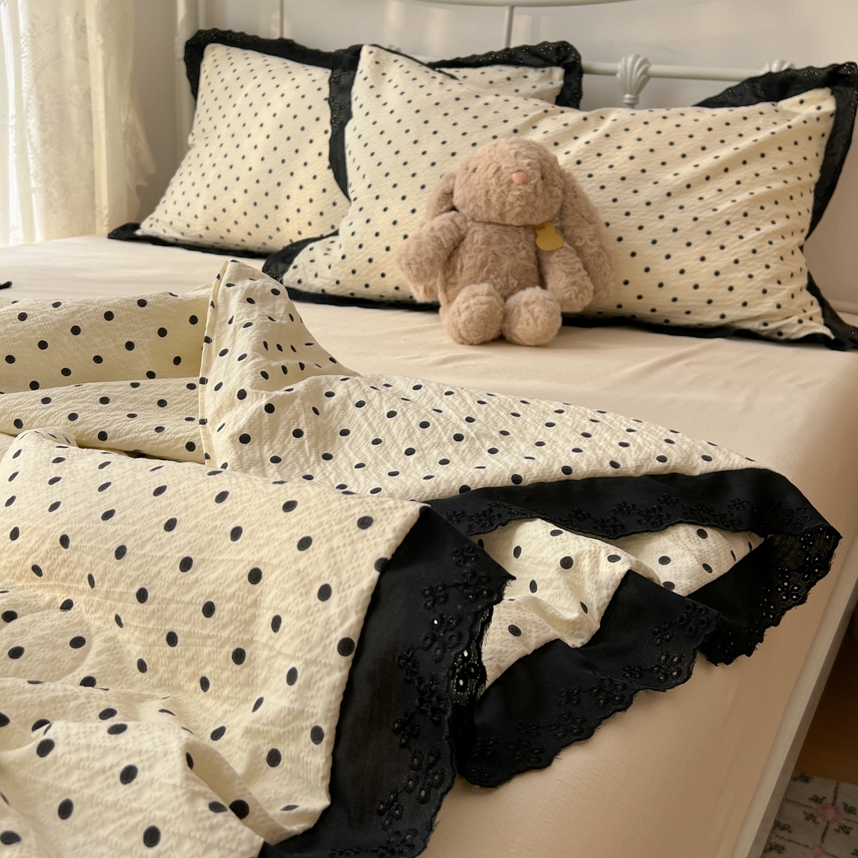 91家纺网 家纺一手货源 找家纺 欣宜家纺 2026新款A类全棉花边泡芙棉夏被夏凉被 波点黑
