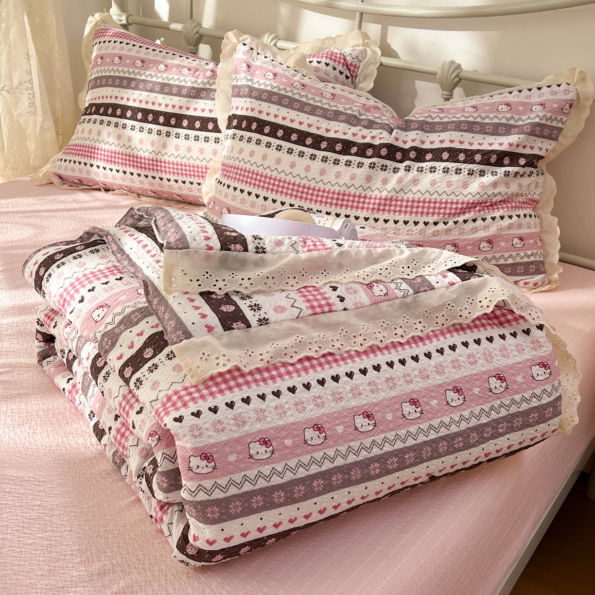 91家纺网 家纺一手货源 找家纺 欣宜家纺 2026新款A类全棉花边泡芙棉夏被夏凉被 猫咪粉