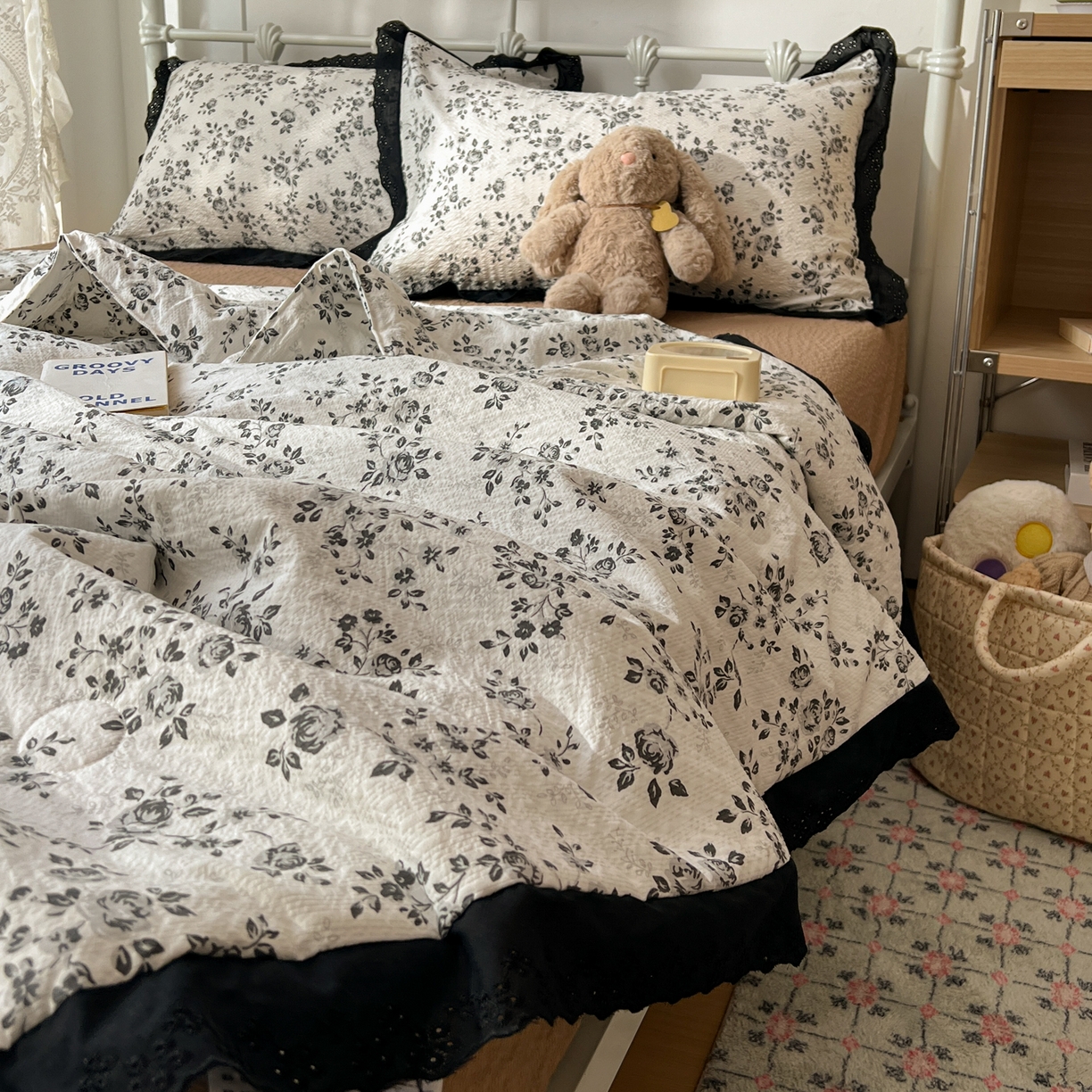 91家纺网 家纺一手货源 找家纺 欣宜家纺 2026新款A类全棉花边泡芙棉夏被夏凉被 玫瑰黑