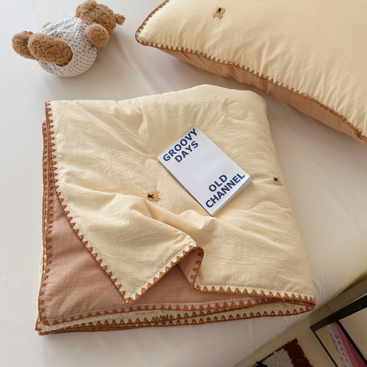 91家纺网 家纺一手货源 找家纺 顾里家纺 2026新款韩风刺绣云朵棉夏被夏凉被空调被 ins棕熊