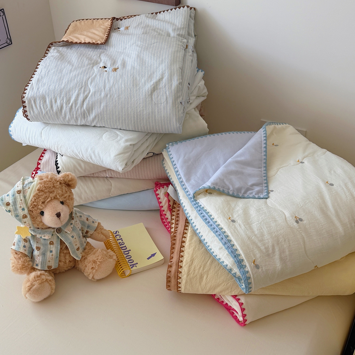 91家纺网 家纺一手货源 找家纺 顾里家纺 2026新款韩风刺绣云朵棉夏被夏凉被空调被 组合图仅做展示不可下单