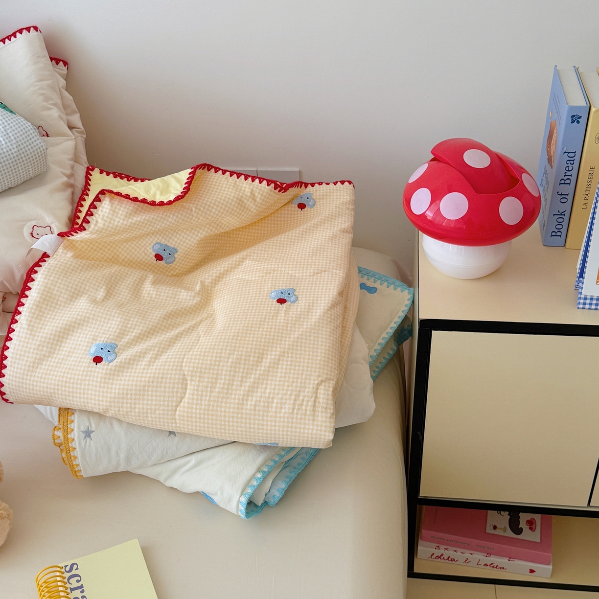 91家纺网 家纺一手货源 找家纺 顾里家纺 2026新款韩风刺绣云朵棉夏被夏凉被空调被 组合图仅做展示不可下单