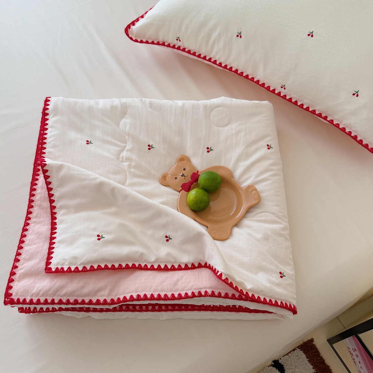 91家纺网 家纺一手货源 找家纺 顾里家纺 2026新款韩风刺绣云朵棉夏被夏凉被空调被 ins樱桃