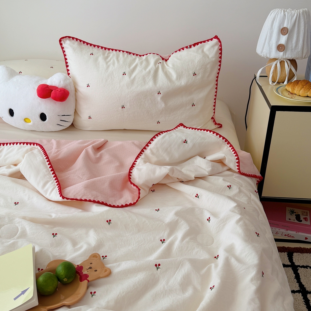 91家纺网 家纺一手货源 找家纺 顾里家纺 2026新款韩风刺绣云朵棉夏被夏凉被空调被 ins樱桃