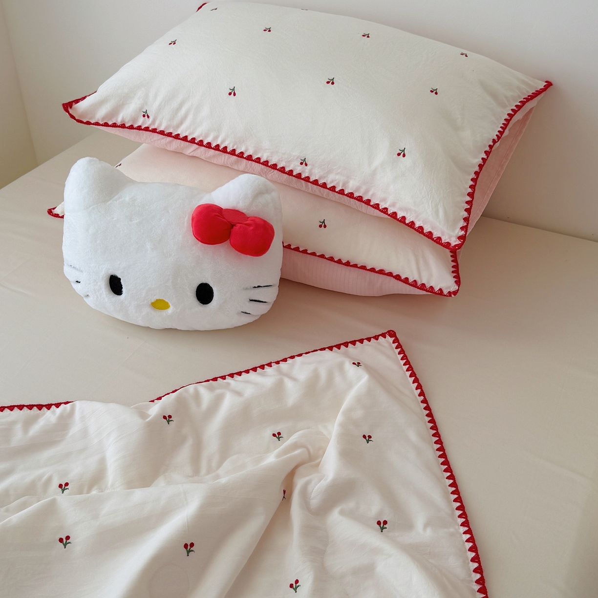 91家纺网 家纺一手货源 找家纺 顾里家纺 2026新款韩风刺绣云朵棉夏被夏凉被空调被 ins樱桃