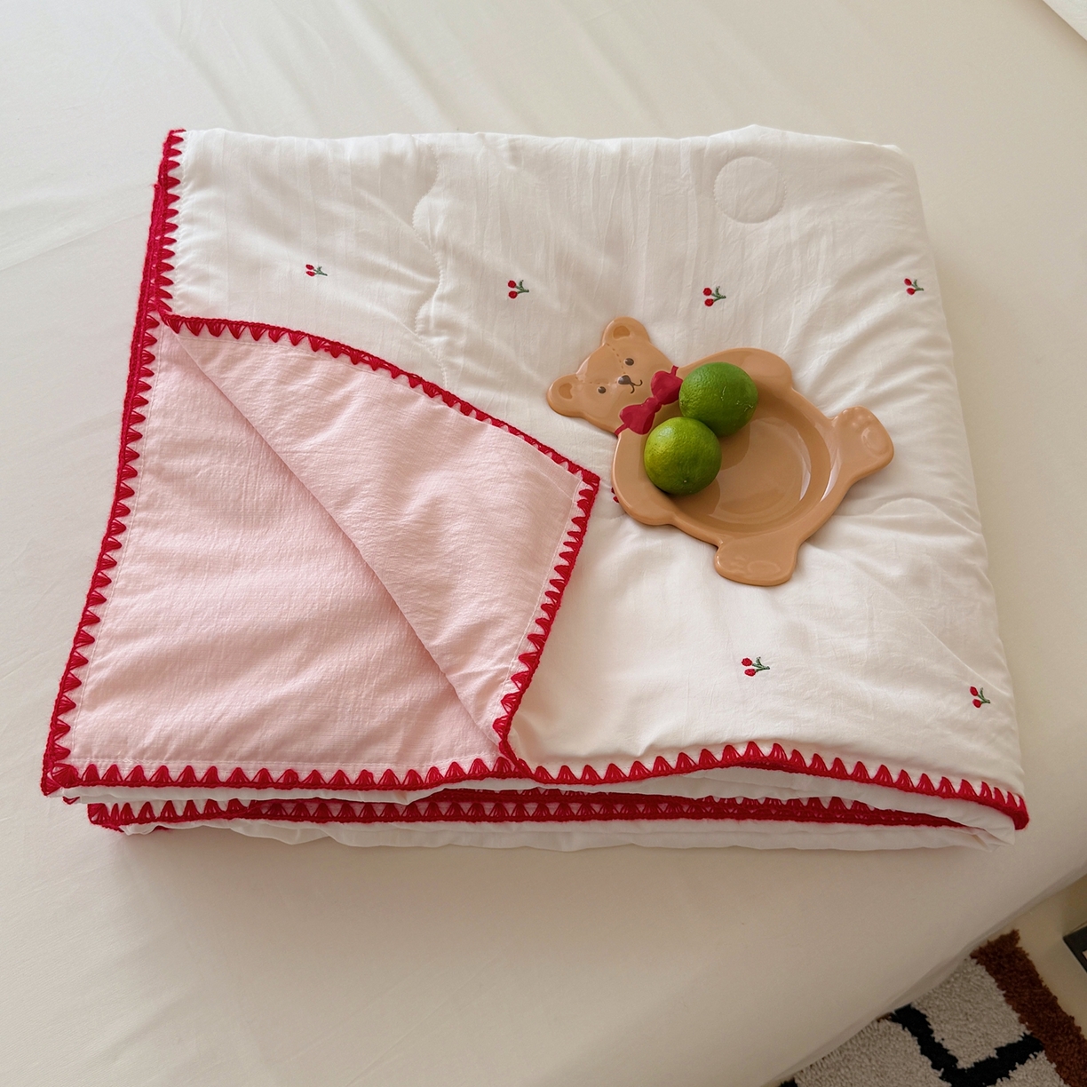 91家纺网 家纺一手货源 找家纺 顾里家纺 2026新款韩风刺绣云朵棉夏被夏凉被空调被 ins樱桃