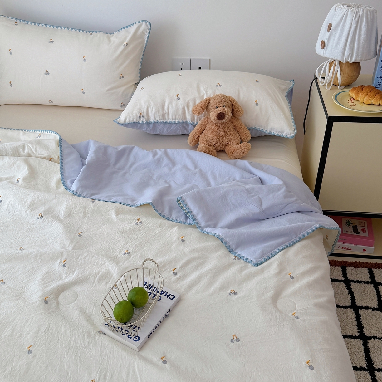 91家纺网 家纺一手货源 找家纺 顾里家纺 2026新款韩风刺绣云朵棉夏被夏凉被空调被 蓝樱桃