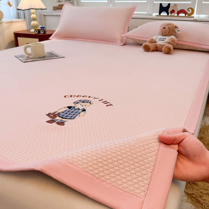 91家纺网 家纺一手货源 找家纺 （总）喜居 2026新款PE凉感小熊刺绣平席席子凉席