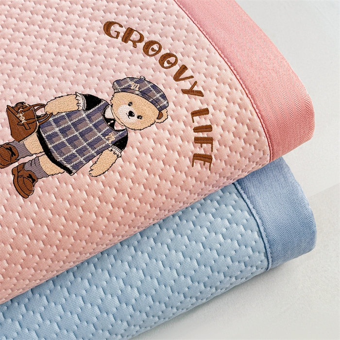 91家纺网 家纺一手货源 找家纺 喜居 2026新款PE凉感小熊刺绣平席席子凉席 组合图（仅供展示不可下单）