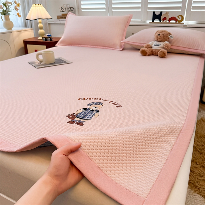 91家纺网 家纺一手货源 找家纺 喜居 2026新款PE凉感小熊刺绣平席席子凉席 PE凉感刺绣平席-Miss Bear-粉