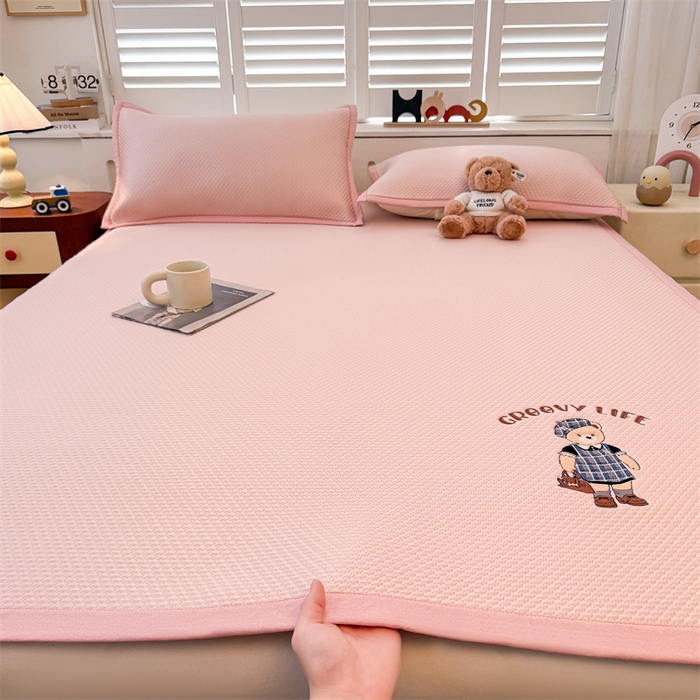 91家纺网 家纺一手货源 找家纺 喜居 2026新款PE凉感小熊刺绣平席席子凉席 PE凉感刺绣平席-Miss Bear-粉