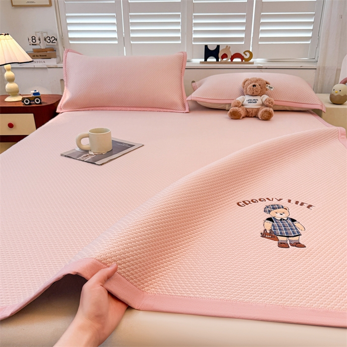 91家纺网 家纺一手货源 找家纺 喜居 2026新款PE凉感小熊刺绣平席席子凉席 PE凉感刺绣平席-Miss Bear-粉