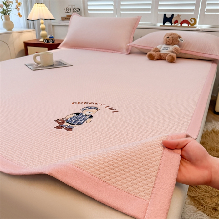 91家纺网 家纺一手货源 找家纺 喜居 2026新款PE凉感小熊刺绣平席席子凉席 PE凉感刺绣平席-Miss Bear-粉