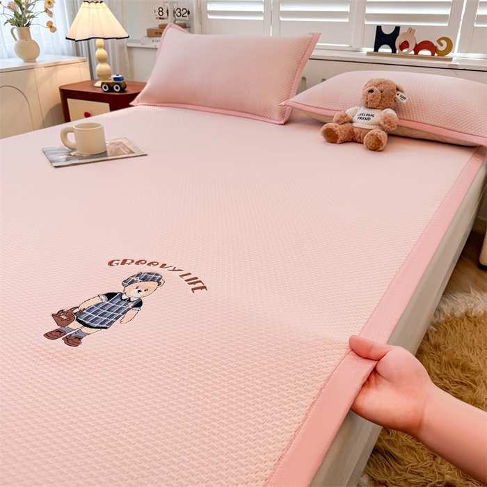 91家纺网 家纺一手货源 找家纺 喜居 2026新款PE凉感小熊刺绣平席席子凉席 PE凉感刺绣平席-Miss Bear-粉