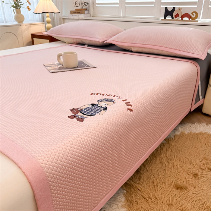 91家纺网 家纺一手货源 找家纺 喜居 2026新款PE凉感小熊刺绣平席席子凉席 PE凉感刺绣平席-Miss Bear-粉