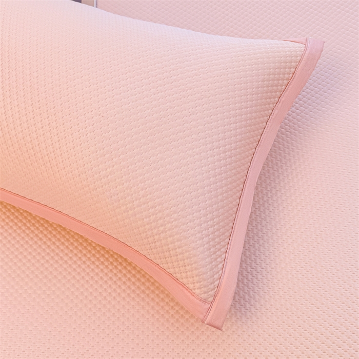 91家纺网 家纺一手货源 找家纺 喜居 2026新款PE凉感小熊刺绣平席席子凉席 PE凉感刺绣平席-Miss Bear-粉