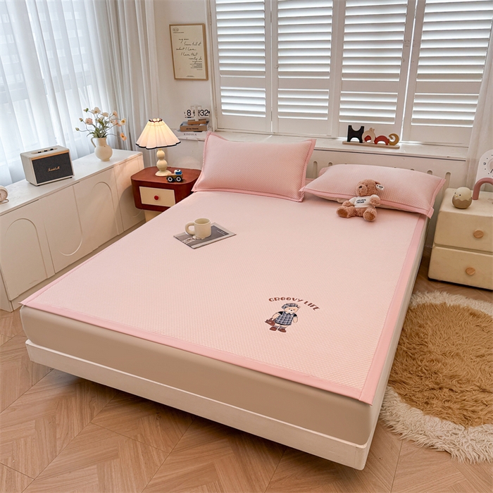 91家纺网 家纺一手货源 找家纺 喜居 2026新款PE凉感小熊刺绣平席席子凉席 PE凉感刺绣平席-Miss Bear-粉