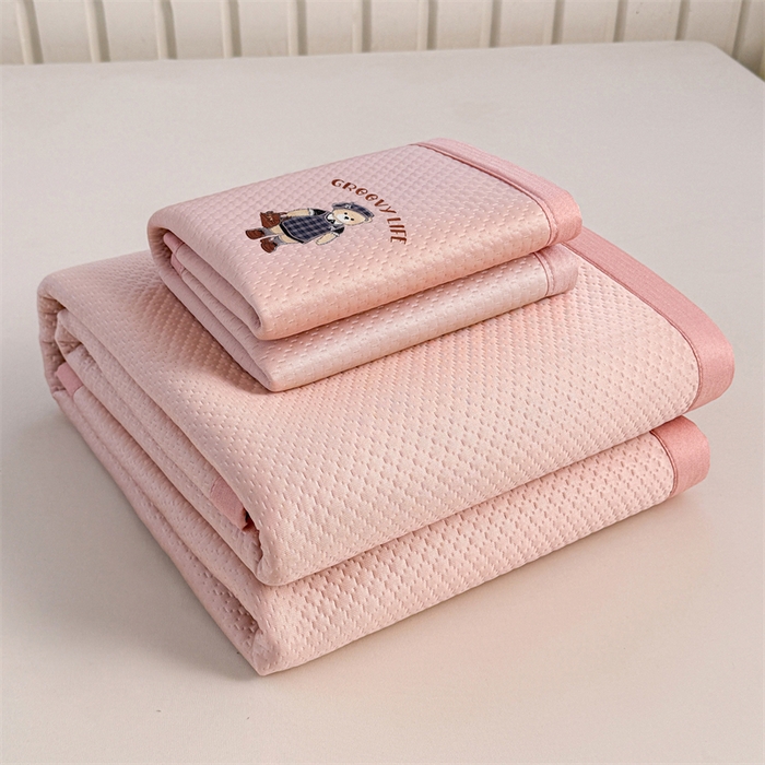 91家纺网 家纺一手货源 找家纺 喜居 2026新款PE凉感小熊刺绣平席席子凉席 PE凉感刺绣平席-Miss Bear-粉