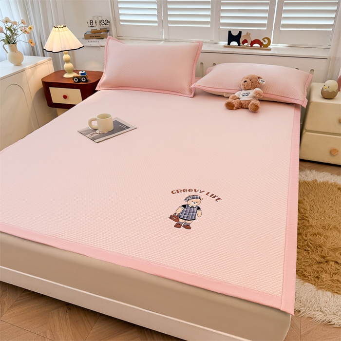 91家纺网 家纺一手货源 找家纺 喜居 2026新款PE凉感小熊刺绣平席席子凉席 PE凉感刺绣平席-Miss Bear-粉