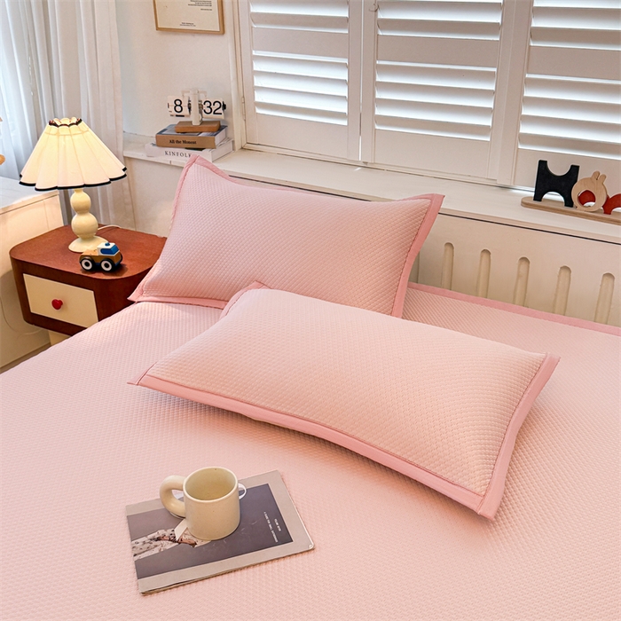 91家纺网 家纺一手货源 找家纺 喜居 2026新款PE凉感小熊刺绣平席席子凉席 PE凉感刺绣平席-Miss Bear-粉