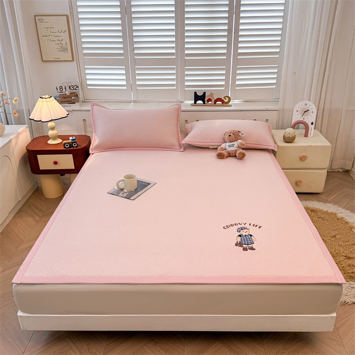 91家纺网 家纺一手货源 找家纺 喜居 2026新款PE凉感小熊刺绣平席席子凉席 PE凉感刺绣平席-Miss Bear-粉