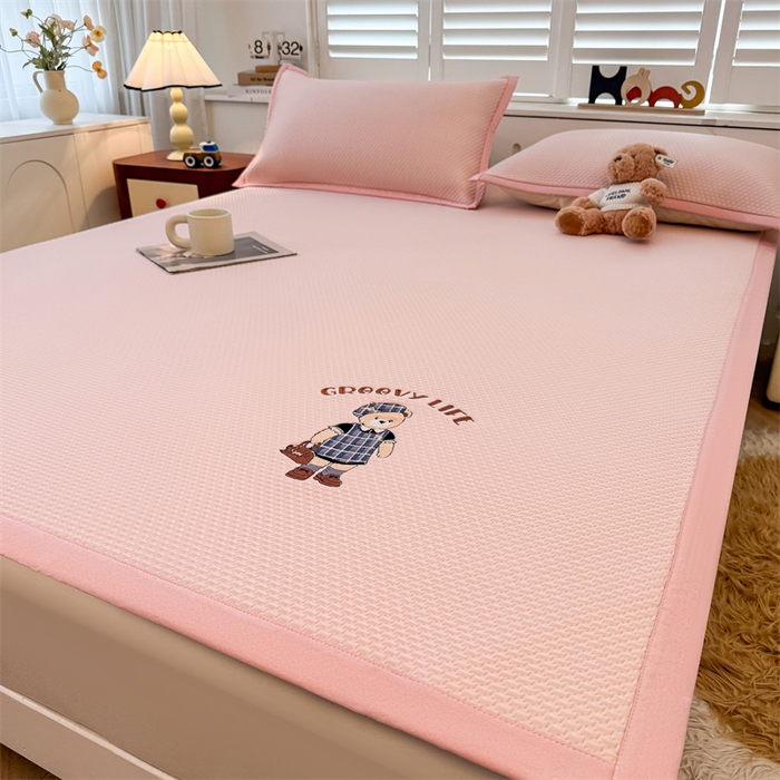 91家纺网 家纺一手货源 找家纺 喜居 2026新款PE凉感小熊刺绣平席席子凉席 PE凉感刺绣平席-Miss Bear-粉