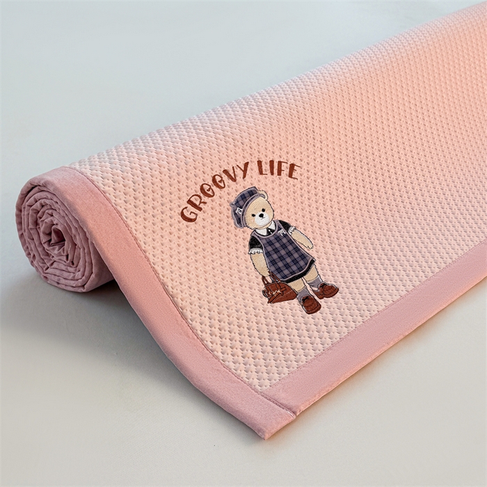 91家纺网 家纺一手货源 找家纺 喜居 2026新款PE凉感小熊刺绣平席席子凉席 PE凉感刺绣平席-Miss Bear-粉