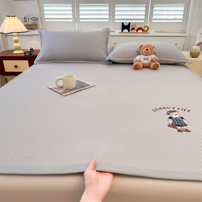 91家纺网 家纺一手货源 找家纺 喜居 2026新款PE凉感小熊刺绣平席席子凉席 PE凉感刺绣平席-Miss Bear-灰