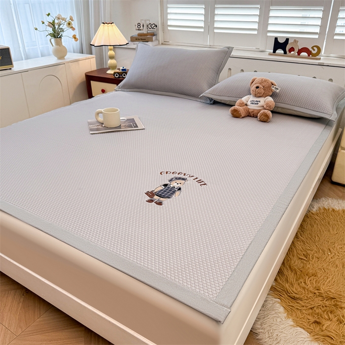 91家纺网 家纺一手货源 找家纺 喜居 2026新款PE凉感小熊刺绣平席席子凉席 PE凉感刺绣平席-Miss Bear-灰