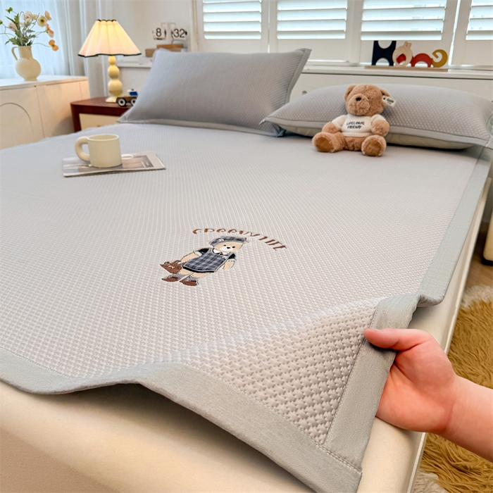 91家纺网 家纺一手货源 找家纺 喜居 2026新款PE凉感小熊刺绣平席席子凉席 PE凉感刺绣平席-Miss Bear-灰