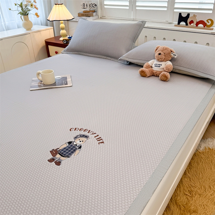 91家纺网 家纺一手货源 找家纺 喜居 2026新款PE凉感小熊刺绣平席席子凉席 PE凉感刺绣平席-Miss Bear-灰