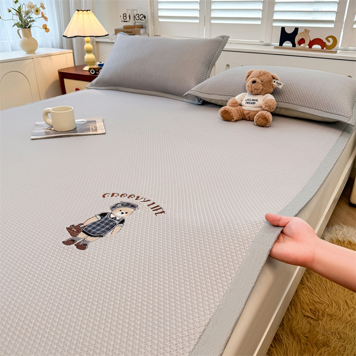 91家纺网 家纺一手货源 找家纺 喜居 2026新款PE凉感小熊刺绣平席席子凉席 PE凉感刺绣平席-Miss Bear-灰