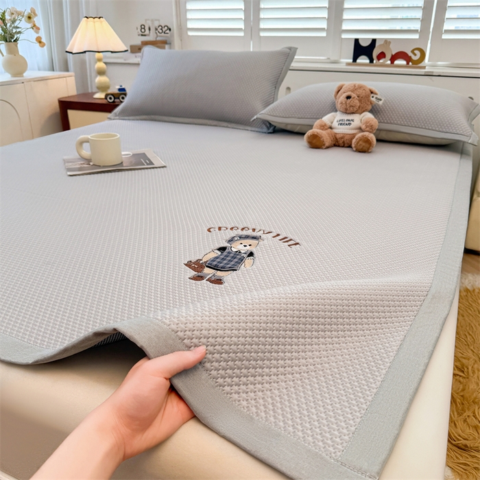 91家纺网 家纺一手货源 找家纺 喜居 2026新款PE凉感小熊刺绣平席席子凉席 PE凉感刺绣平席-Miss Bear-灰